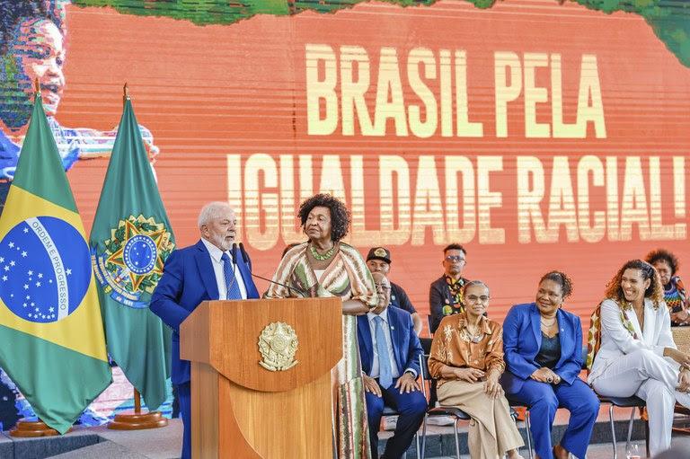 “Pagamento de uma dívida histórica”, diz Lula ao assinar medidas pela igualdade racial