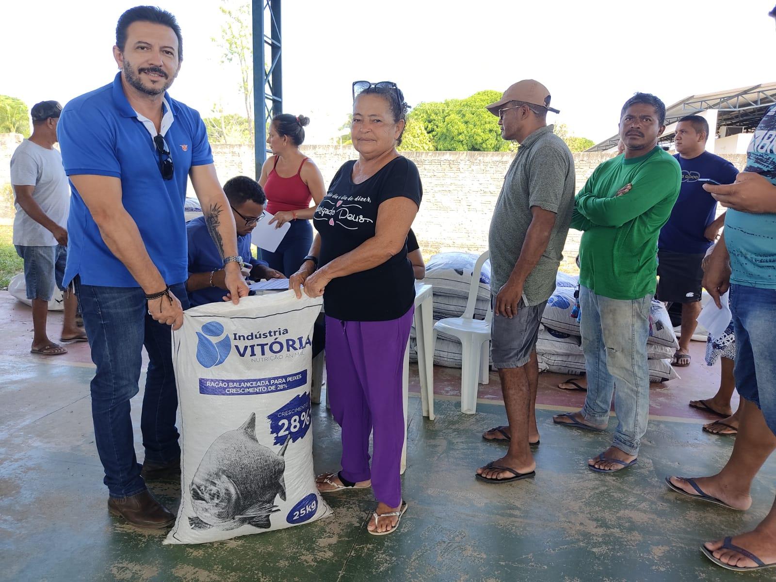 Governo de Roraima entrega 5 toneladas de ração balanceada para piscicultores de Bonfim