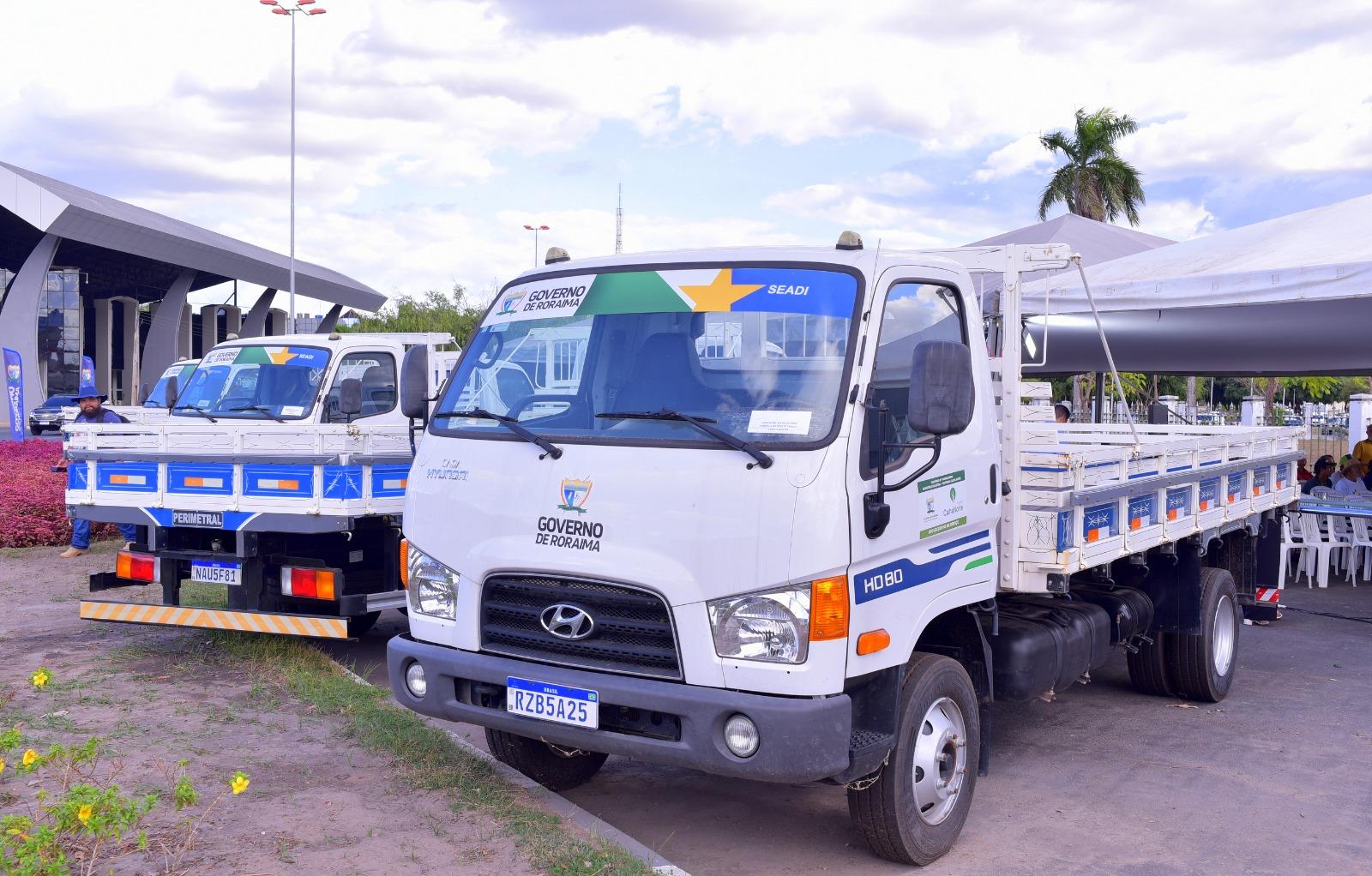 Governo de Roraima fortalece produtores familiares com entrega de 16 caminhões novos para o setor
