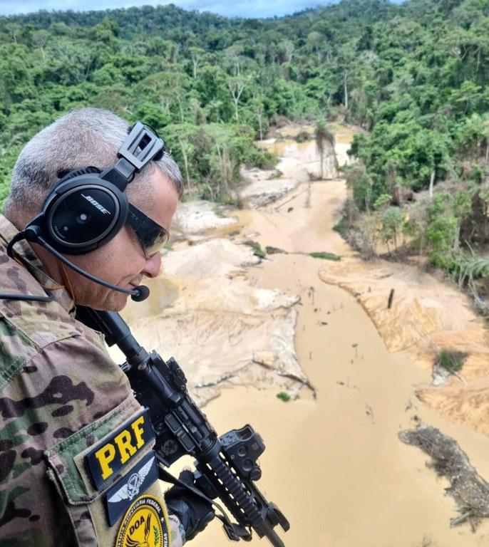 Ação conjunta intercepta e destrói helicóptero clandestino na Terra Indígena Yanomami, em Roraima