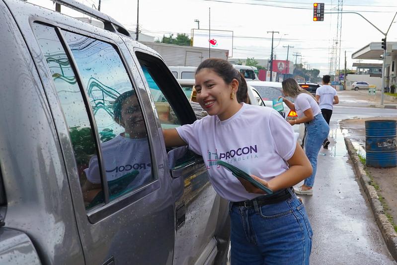 Procon Assembleia faz panfletagem com orientações sobre direitos do consumidor