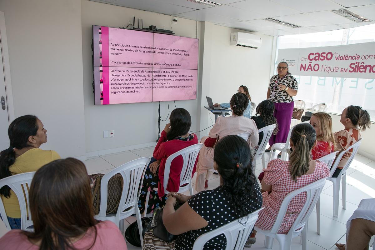 Palestra na Secretaria Especial da Mulher reflete papel da assistência social na cura de vítimas de violência doméstica
