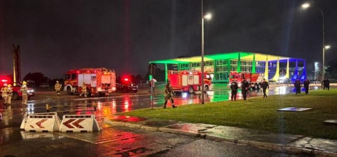 Explosões na Praça dos Três Poderes deixam um morto e um carro incendiado