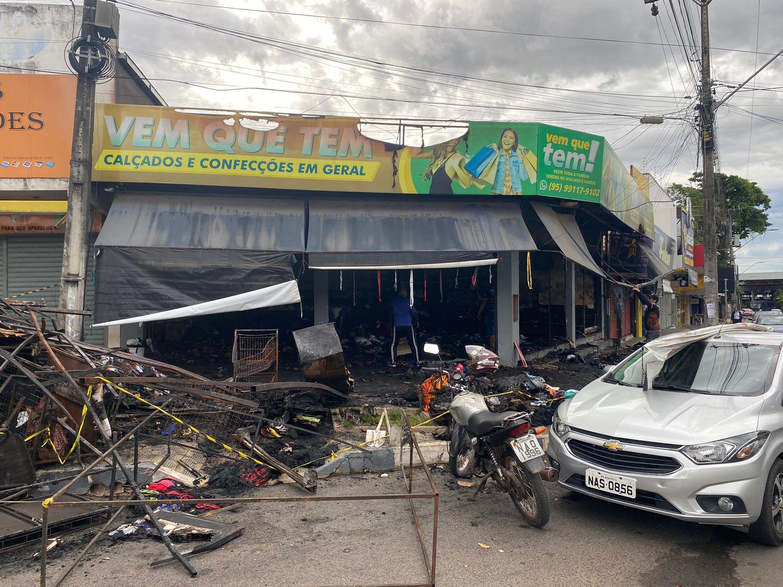 Incêndio consome loja de confecções de calçados no centro de Boa Vista