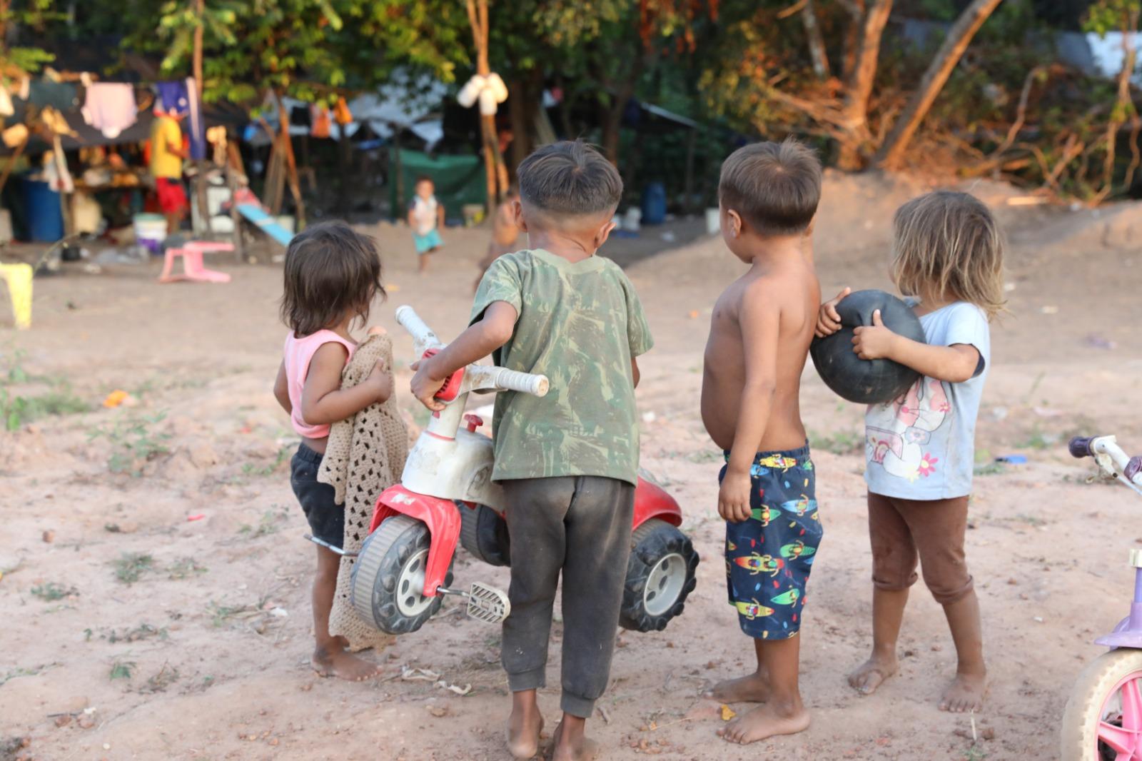 Sem documentação, grupo Yanomami Sanöma sofre em acampamento improvisado em Boa Vista