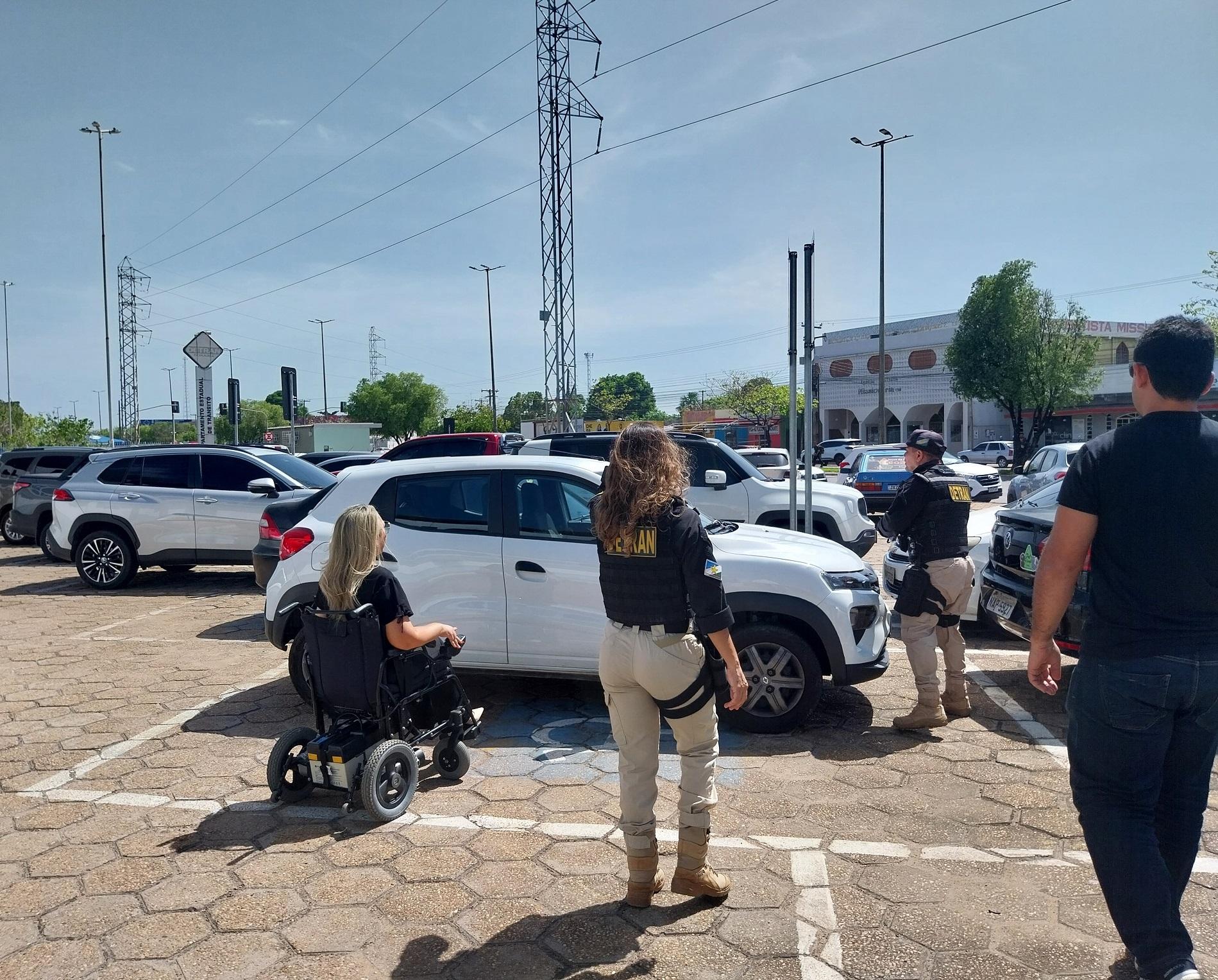 Estacionar em vagas de idosos e PCD sem cartão pode gerar multa de quase R$ 300