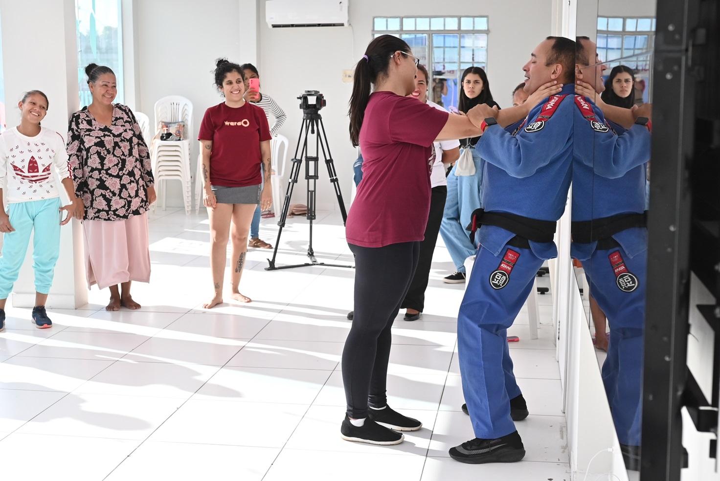 Mulheres migrantes participam de aulas de defesa pessoal em Boa Vista