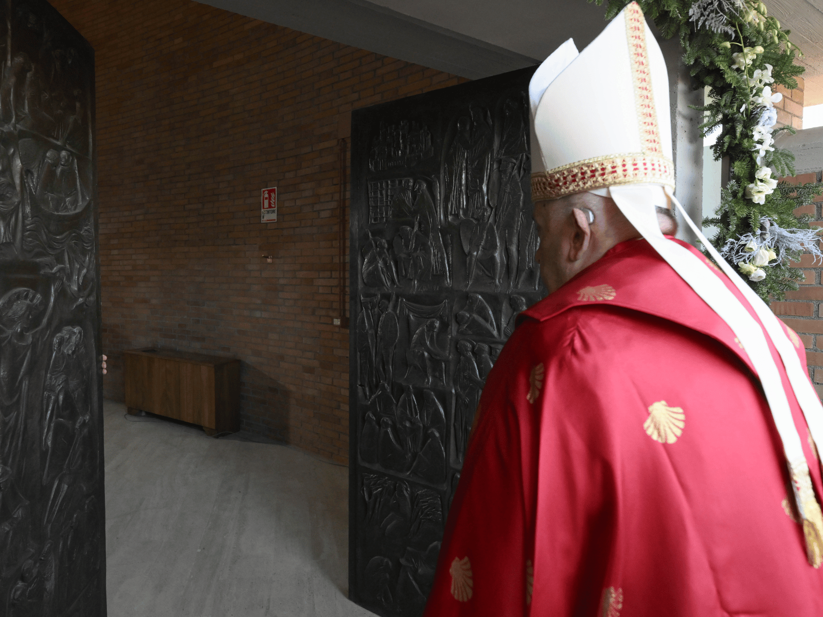 Papa abre Porta Santa em presídio: 