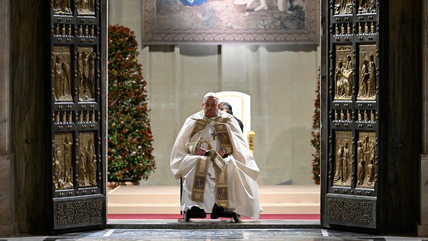 Papa Francisco abre a Porta Santa da Basílica de São Pedro, inaugurando o 28º Jubileu da história da Igreja Católica
