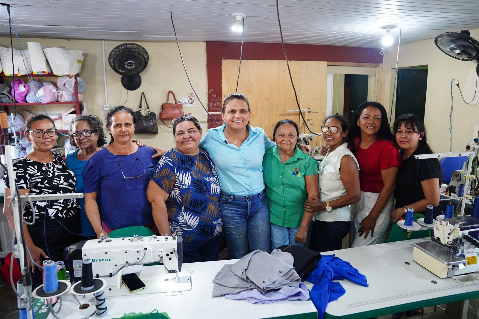 Costureiras de Boa Vista são ouvidas por deputada federal que promete buscar soluções para fortalecer cooperativa