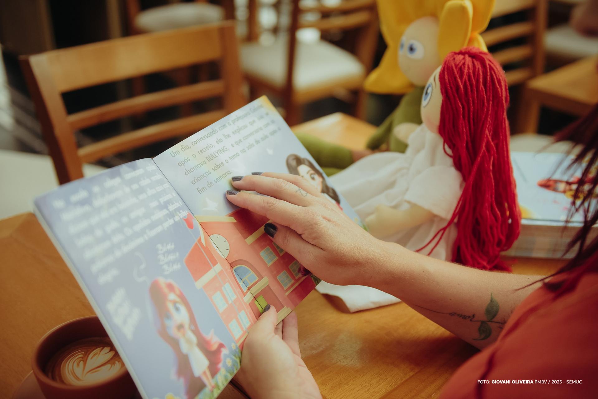 De forma lúdica e criativa, professora de escola municipal aborda bullying em livro infantil