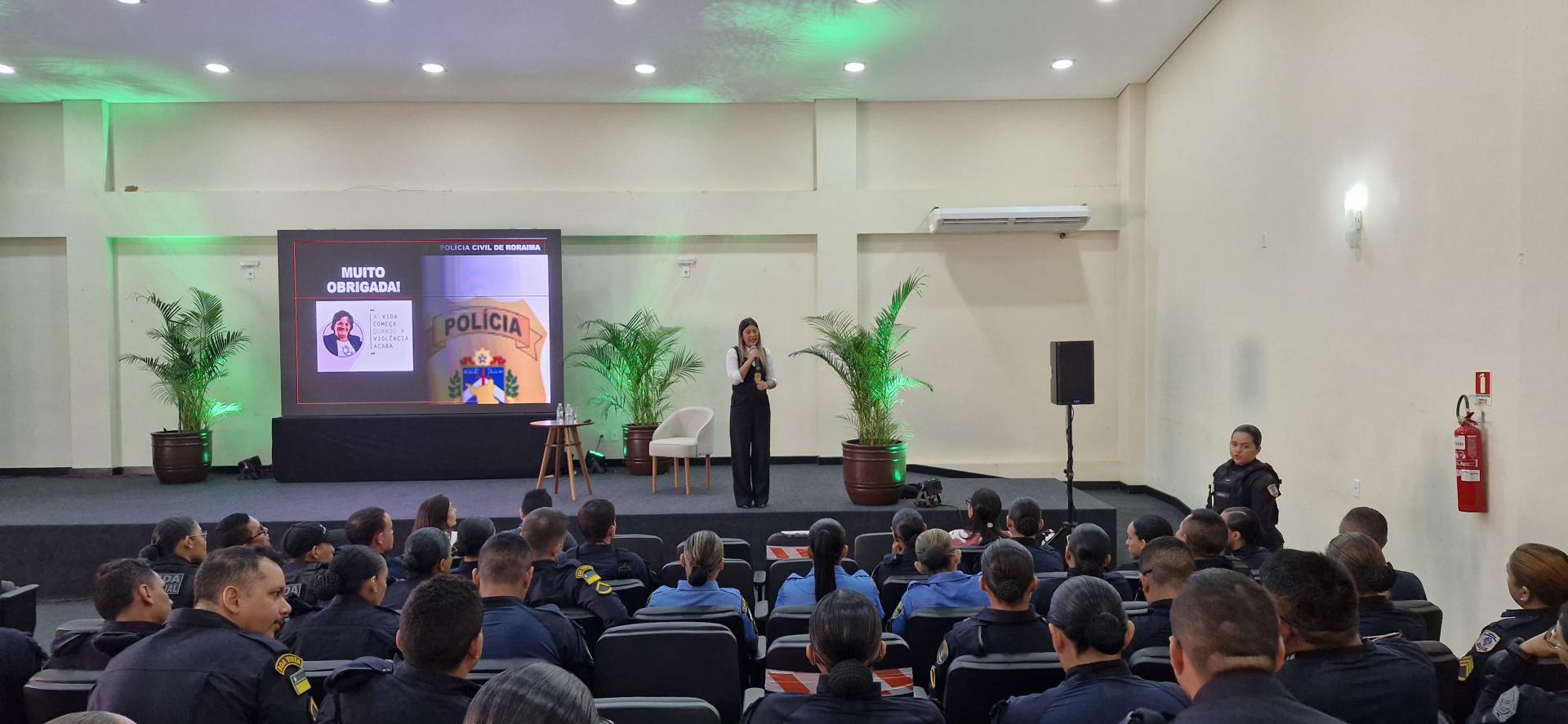 Delegadas ministram palestras de capacitação para guardas municipais de Boa Vista.