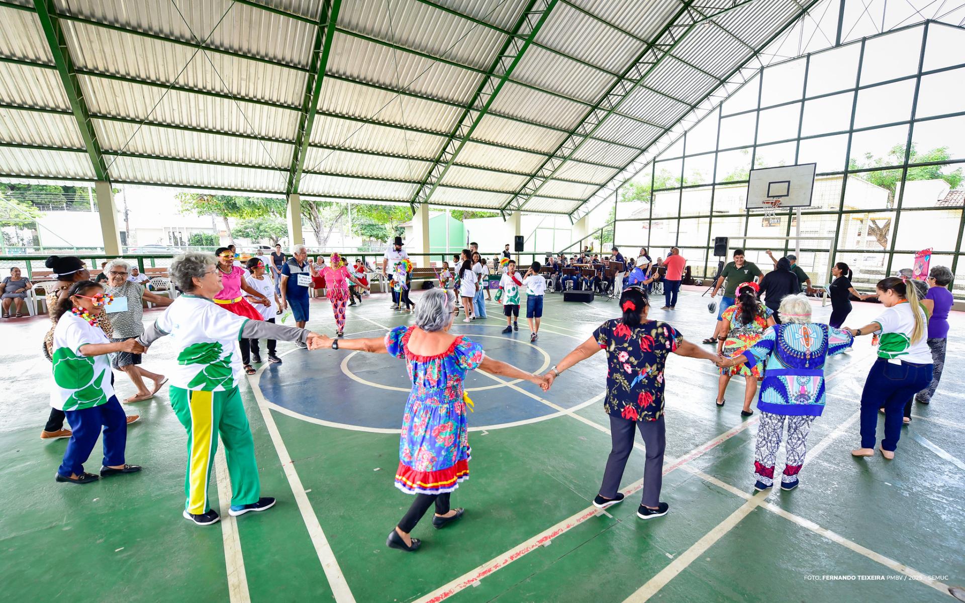Projetos Conviver e Cabelos de Prata trocam experiências de carnaval.