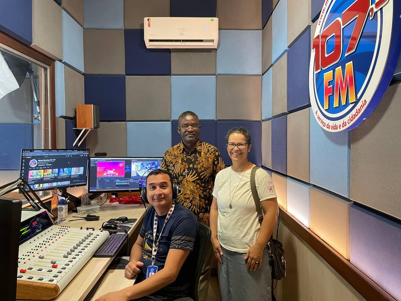 Irmão Jean Marie visita a rádio e compartilha experiências em 1º viagem ao Brasil