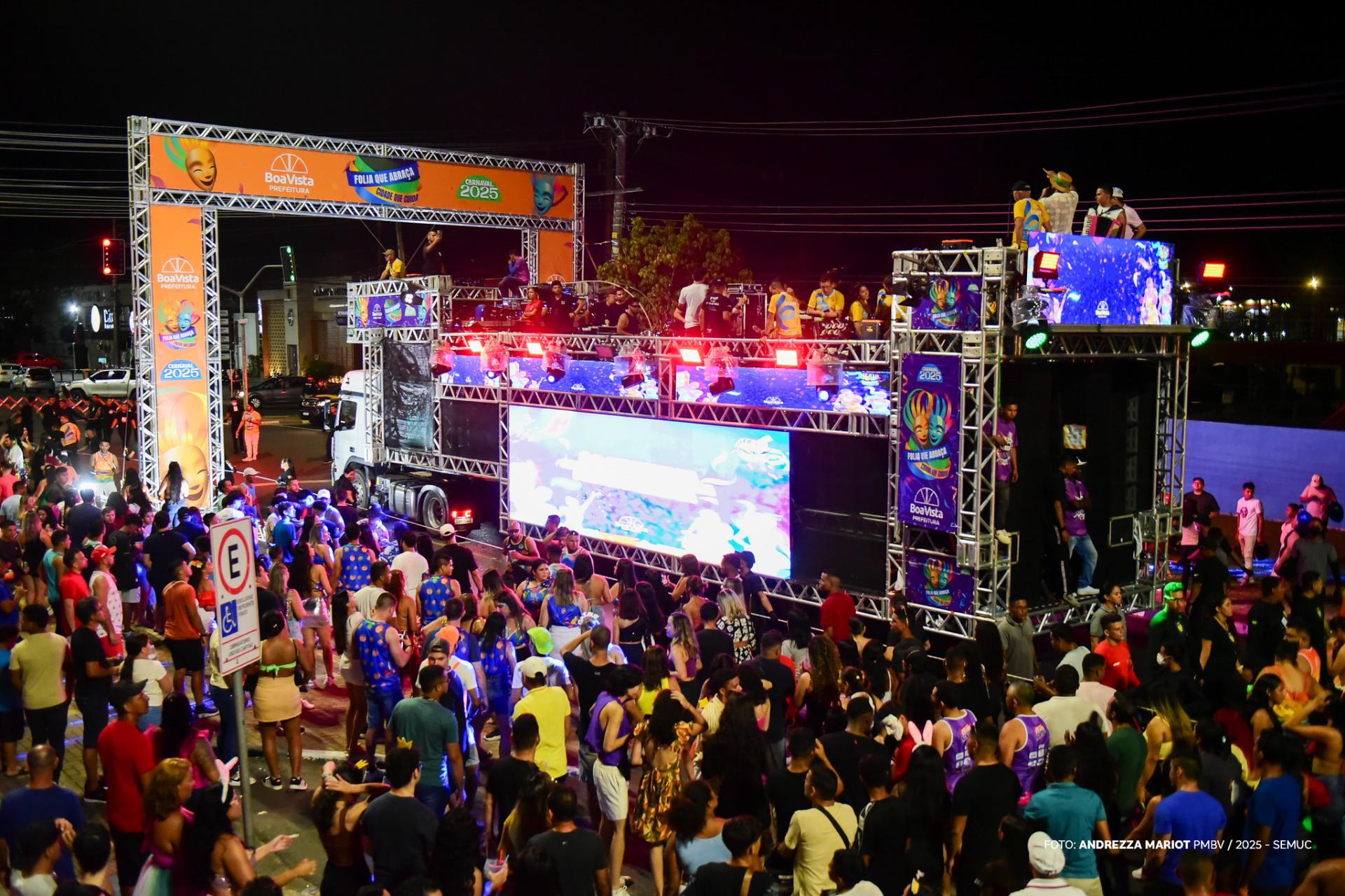 Foliões se despedem do Carnaval 2025 com grande festa na Praça Fábio Marques Paracat