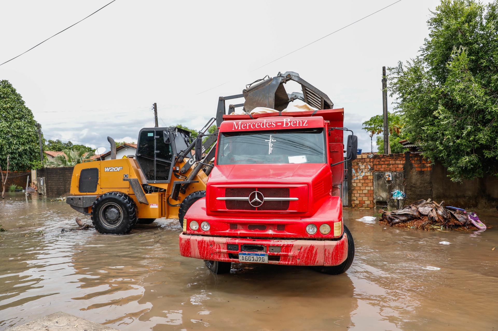 Mais de 9 mil quilos de lixo são retirados do sistema drenagem, ruas e bueiros da cidade.