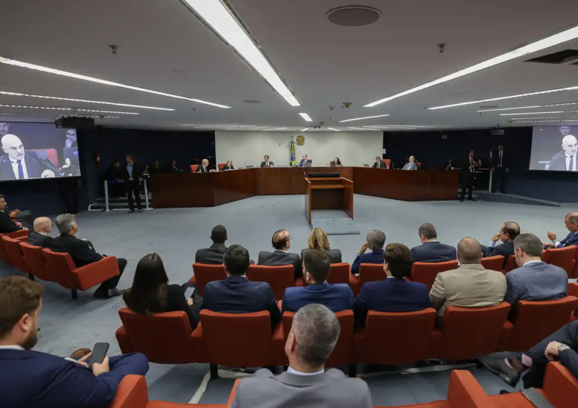 Por unanimidade, turma do STF torna Bolsonaro e mais 7 réus por golpe