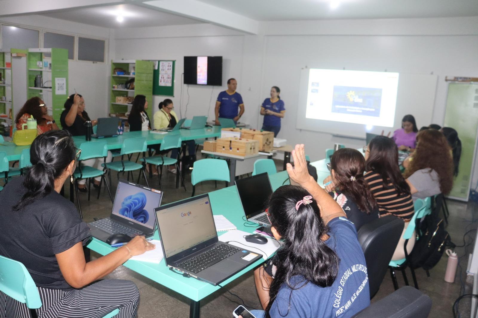 Professores auxiliares são capacitados para recursos educacionais digitais
