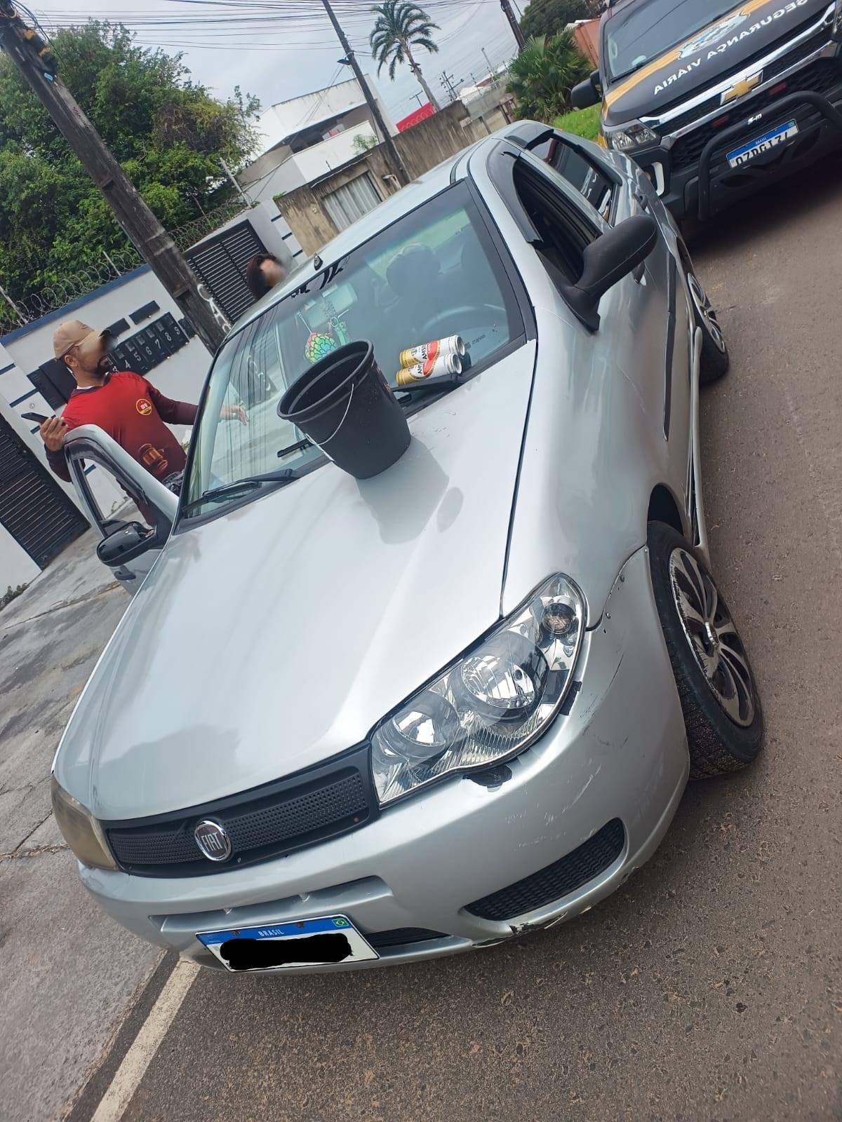Agentes do Detran-RR e PM conduzem motorista embriagada à delegacia de polícia
