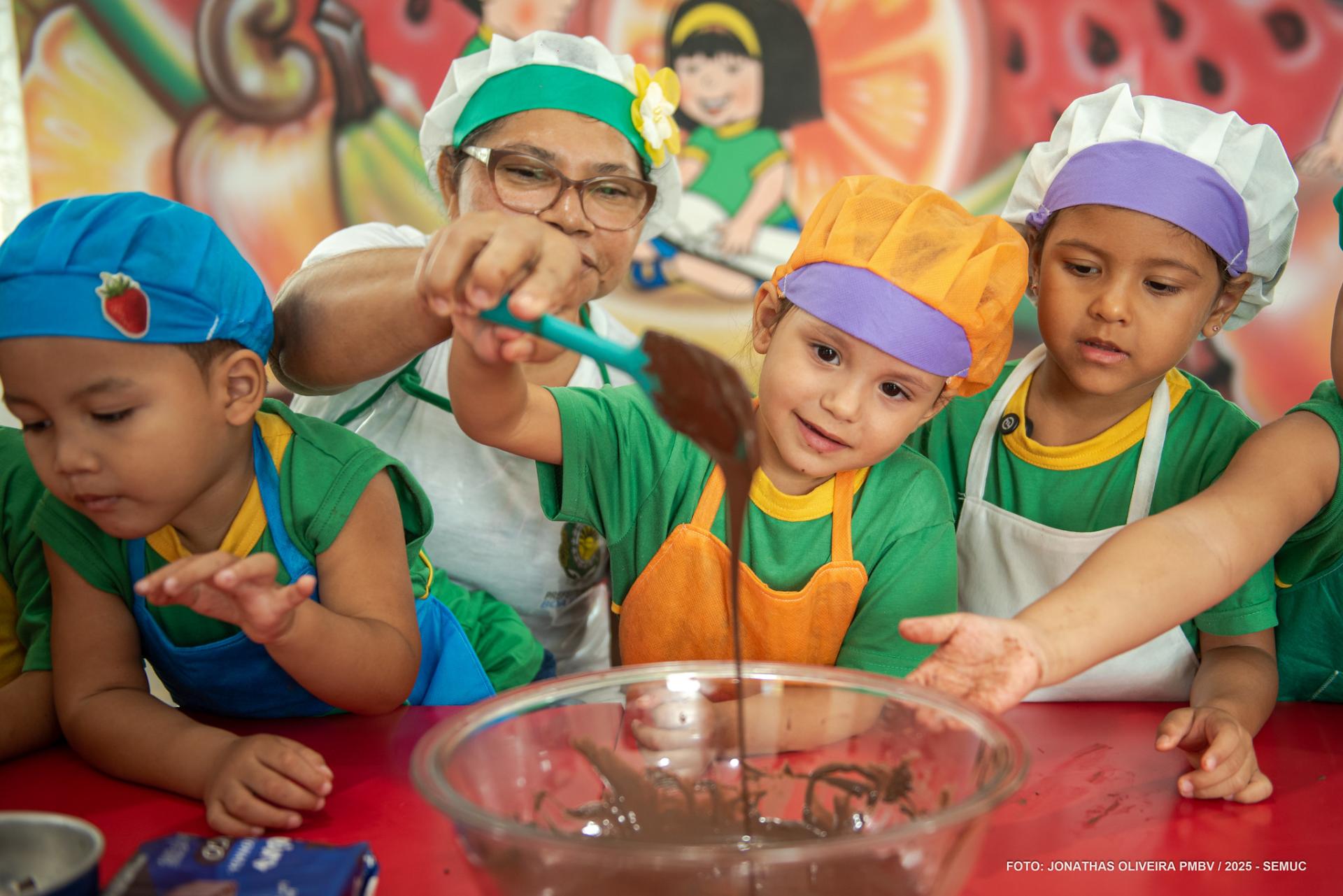 Alunos de creche produzem ovos de Páscoa saudáveis em atividade lúdica e educativa