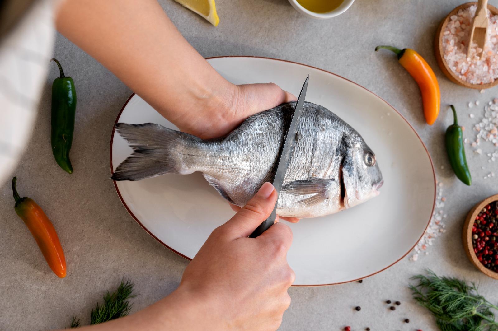 Como manter a segurança alimentar no armazenamento e preparo de peixes e frutos do mar