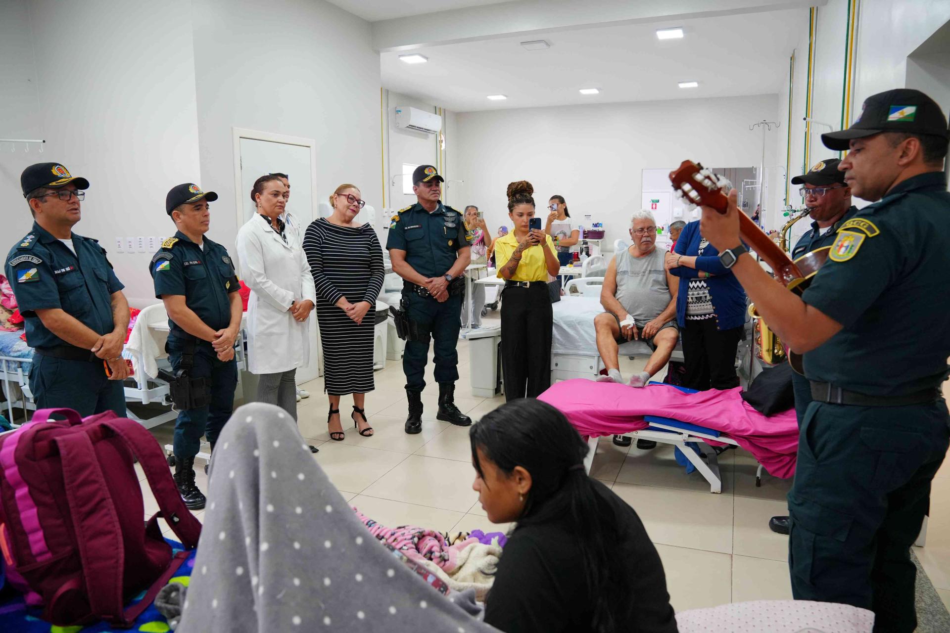 Projeto Som da Fé leva música aos pacientes e servidores do HGR
