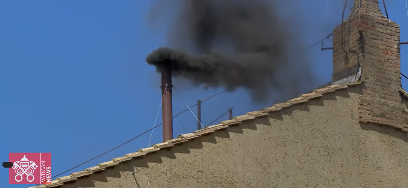 Conclave: segundo dia começa com fumaça preta; papa ainda não foi escolhido