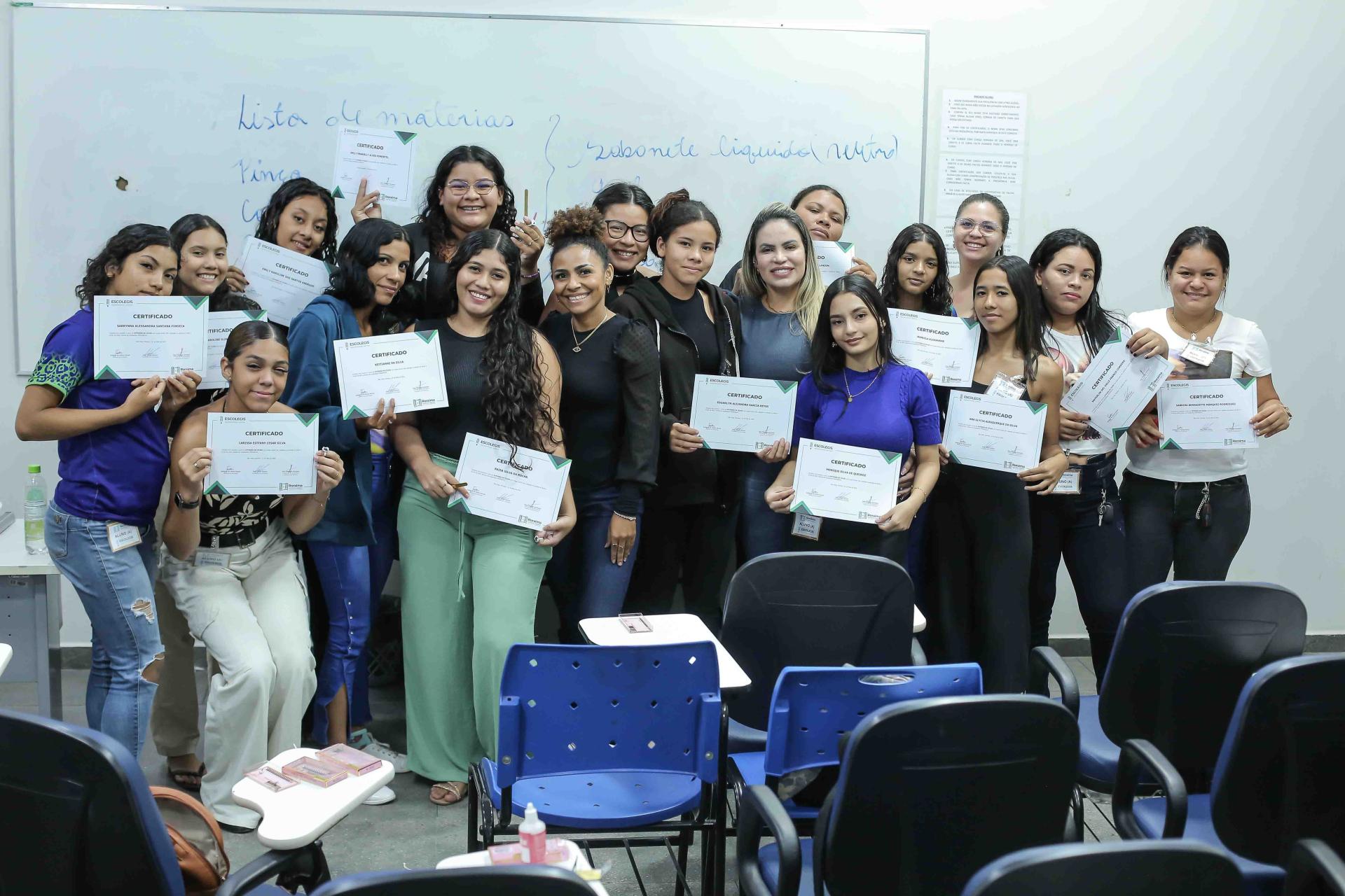 Mais de 60 alunos de cursos noturnos são certificados pela Escolegis