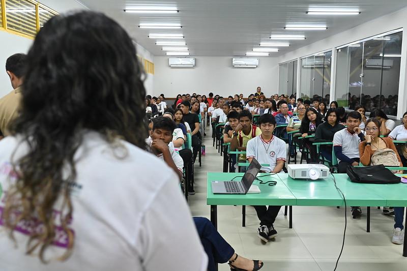 Palestra da ALE-RR leva conscientização sobre violência doméstica a alunos da EJA