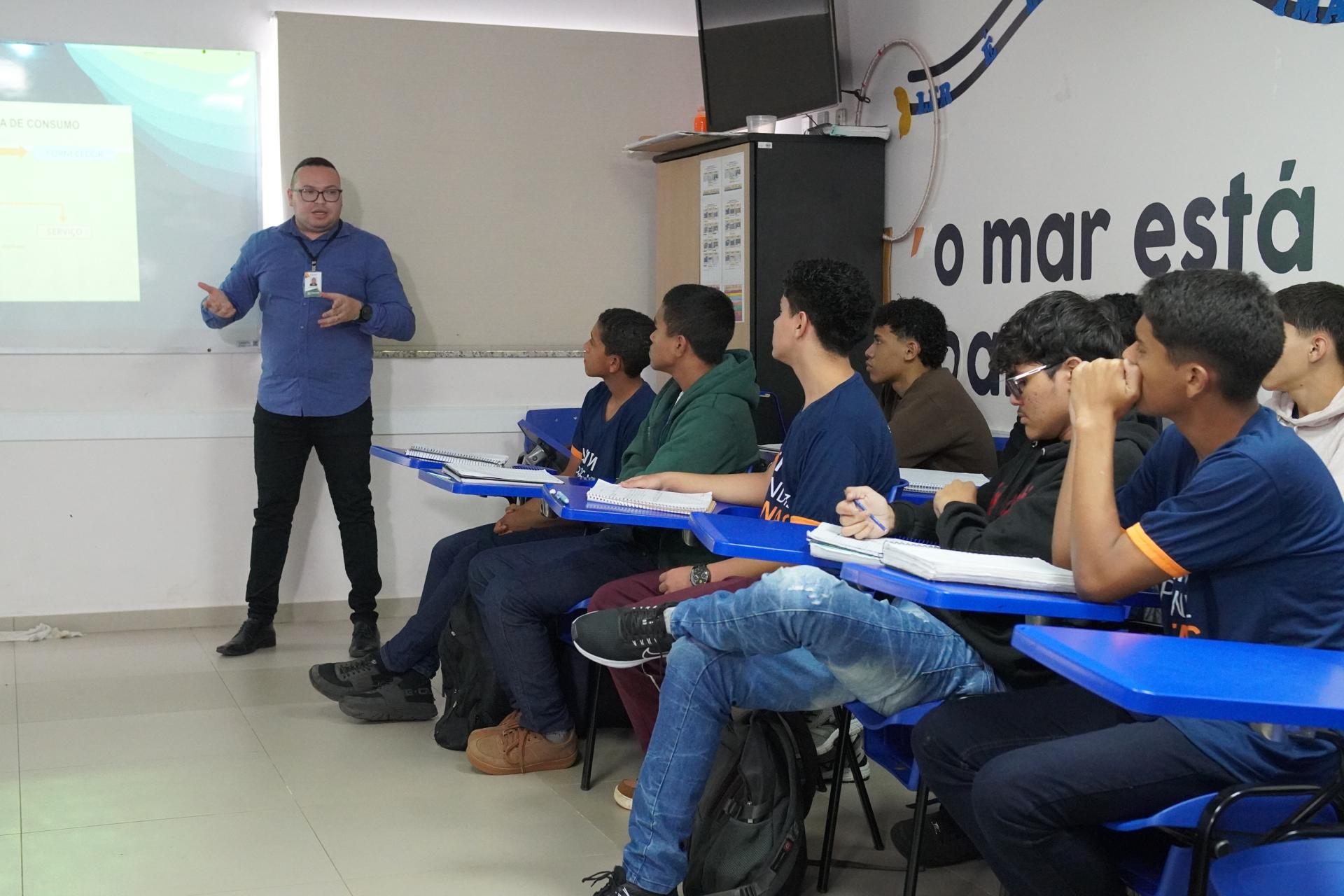 Procon Assembleia orienta jovens aprendizes sobre relações de consumo