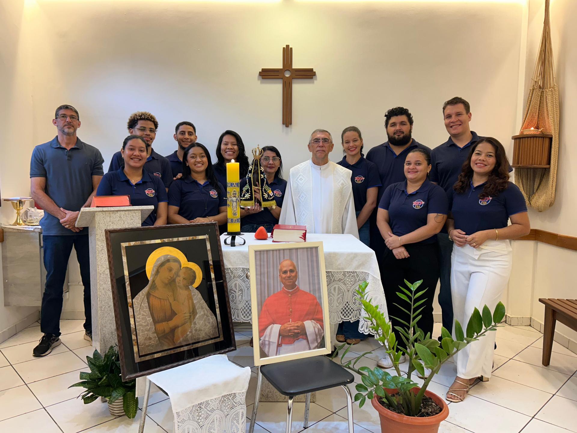 Santa Missa na capela do comunicador homenageia sócios amigos, apoiadores culturais e as mães.