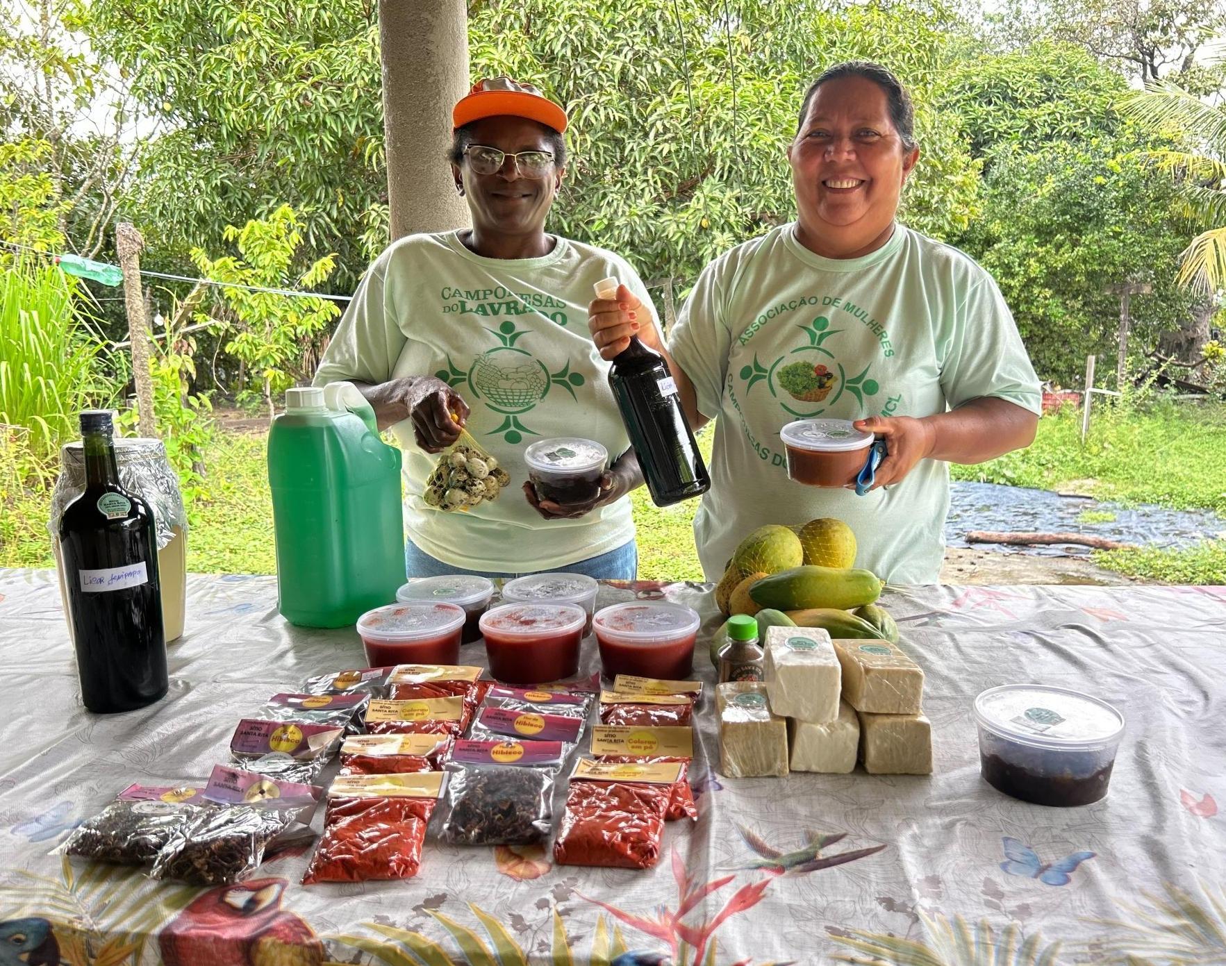 As camponesas também transformam o que cultivam em doces, sabão  e temperos - Foto: Lauany Gonçalves