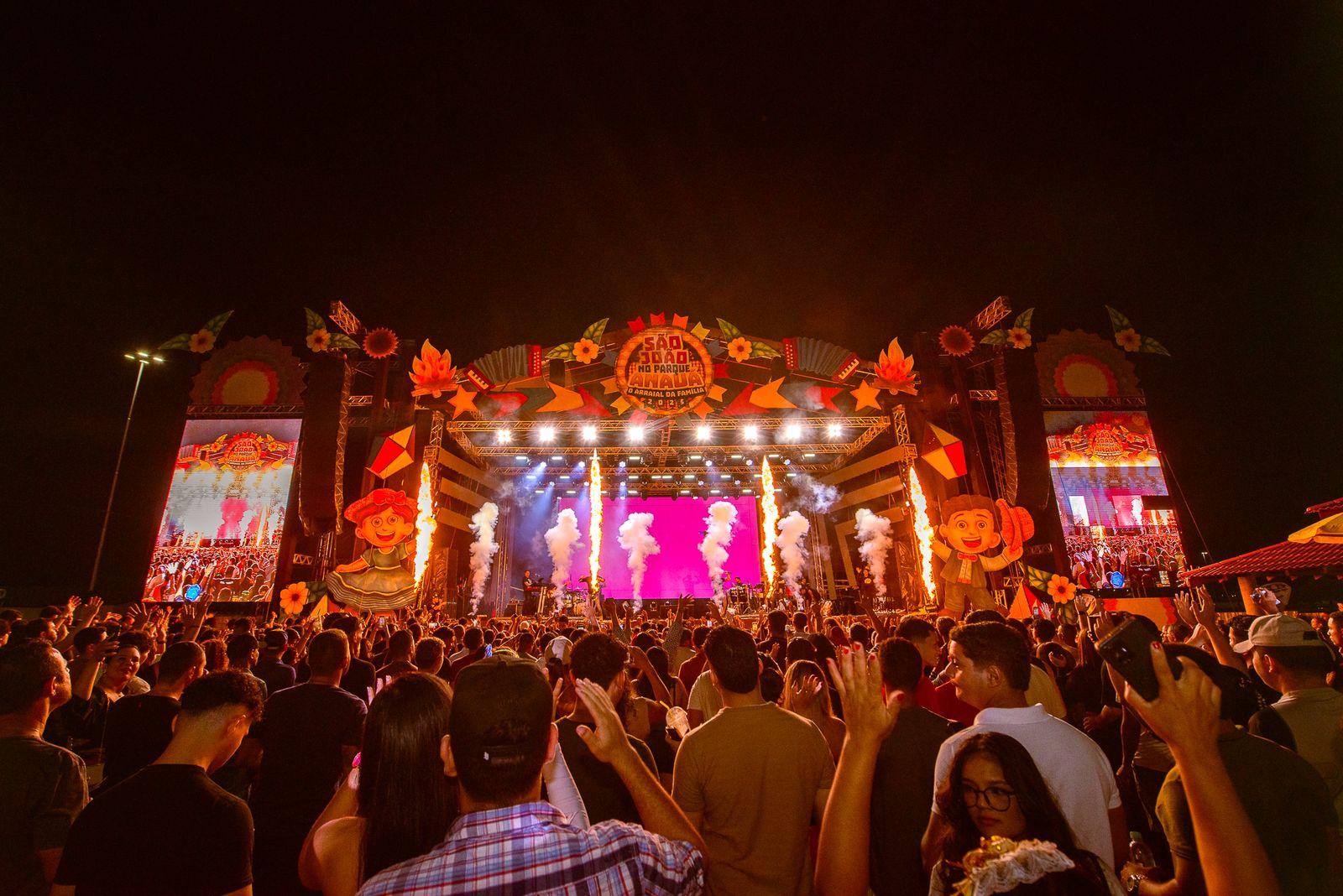 Arraial inicia com público de 50 mil pessoas e show de Israel & Rodolffo