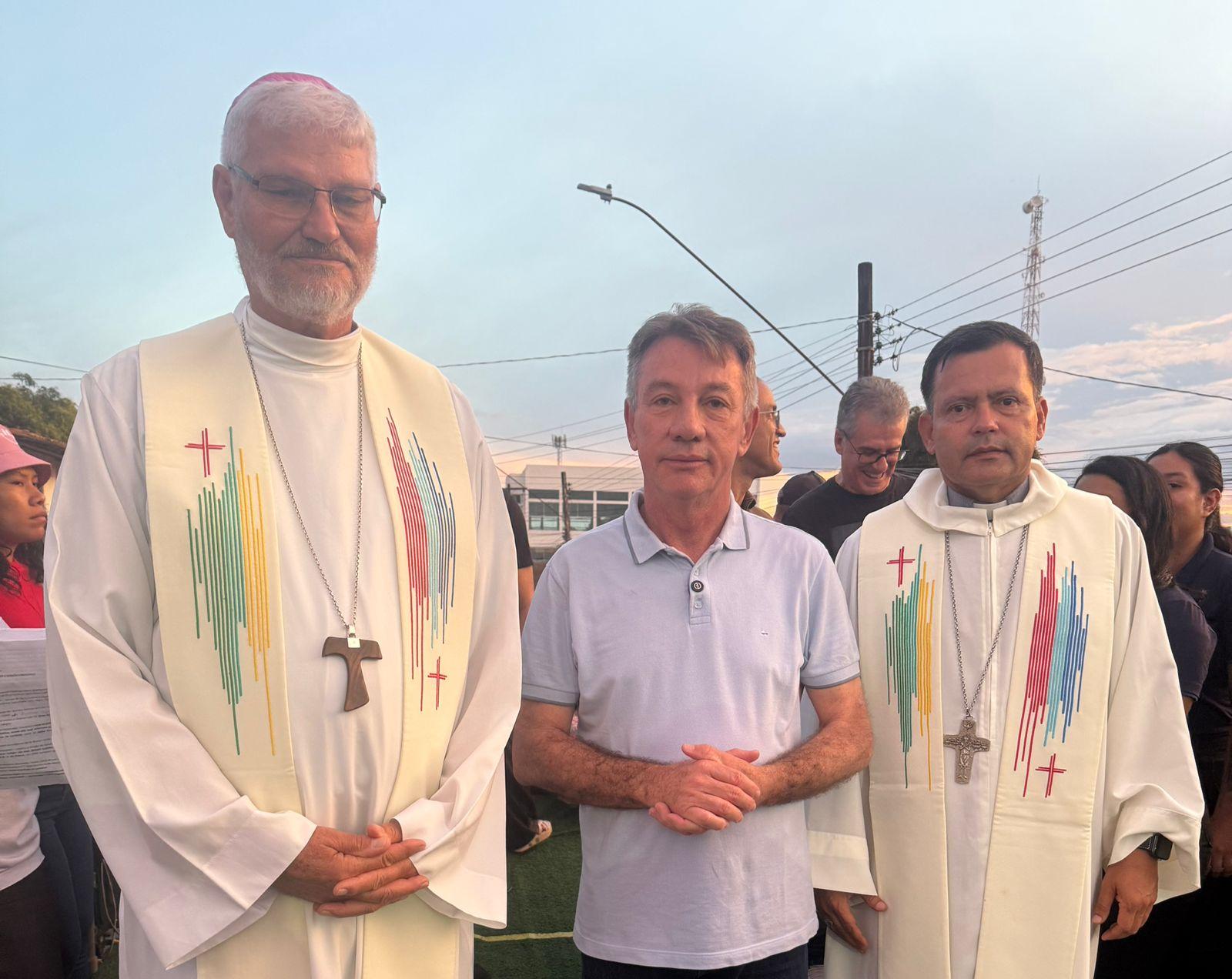 Da esquerda à direita: Dom Evaristo, governador Antonio Denairum e Dom Gonzalo Ontiveros