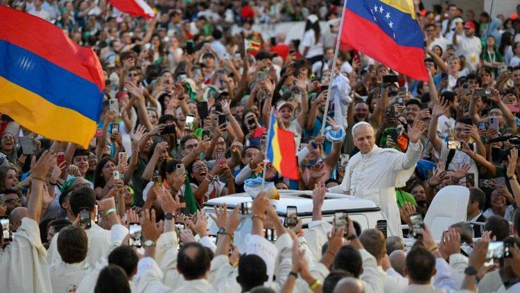 Jubileu dos Jovens tem início com Santa Missa e presença surpresa do Papa Leão XIV