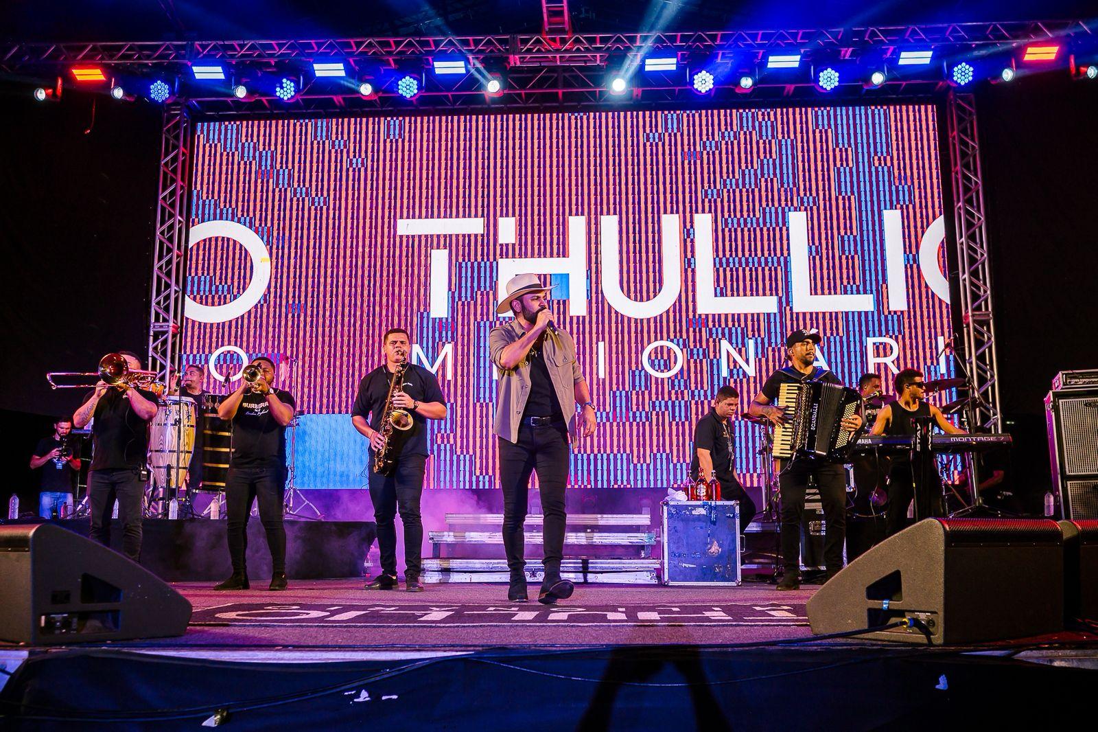 Thullio Milionário levanta o público no São João no Parque Anauá