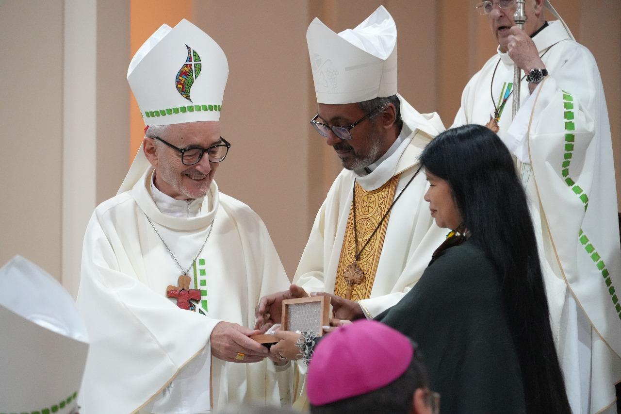 Bispos da Pan-Amazônia enviam ao Papa Leão XIV a “cruz amazônica” e a “pombinha da paz”