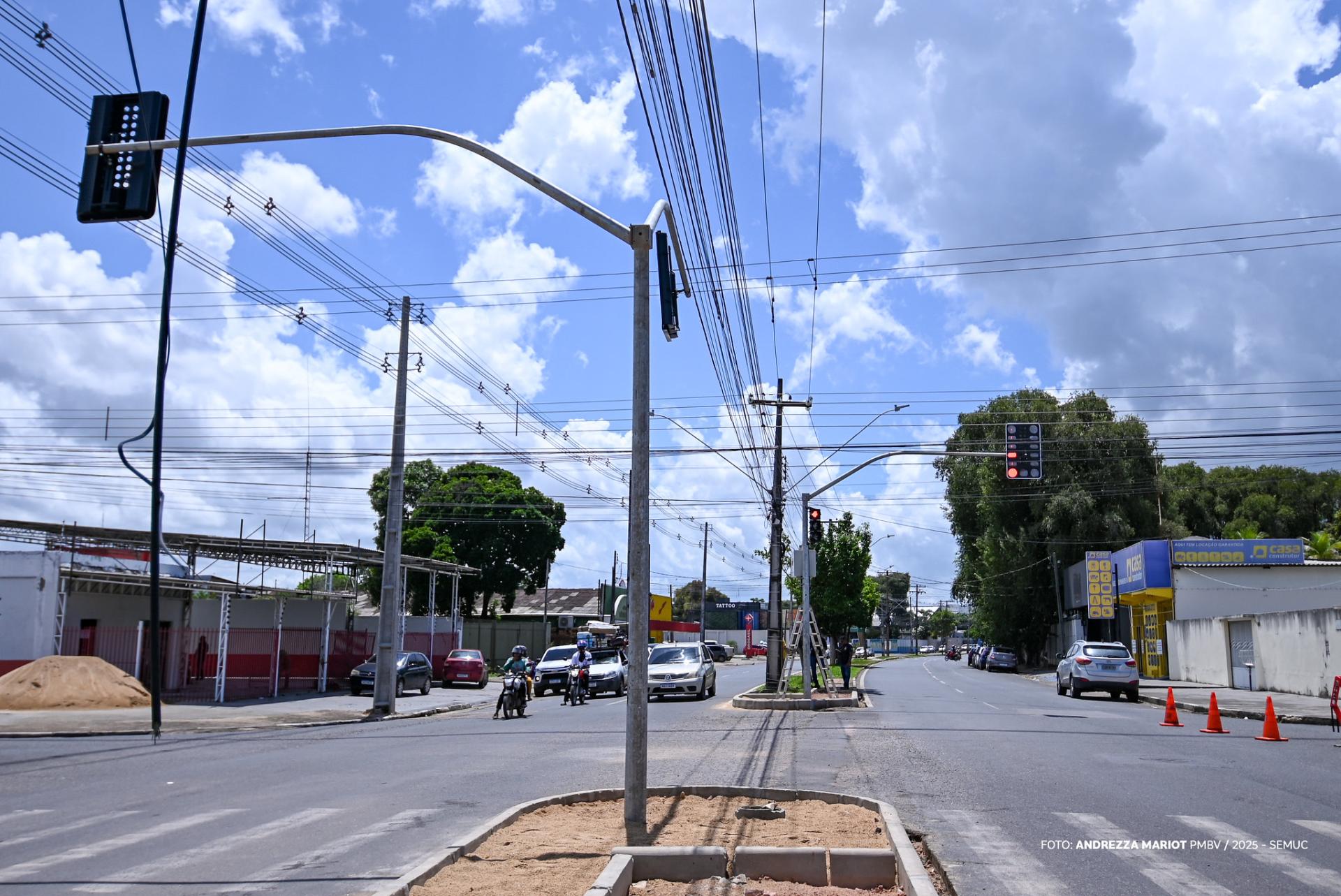 Novo semáforo no cruzamento Major Williams–Penha Brasil