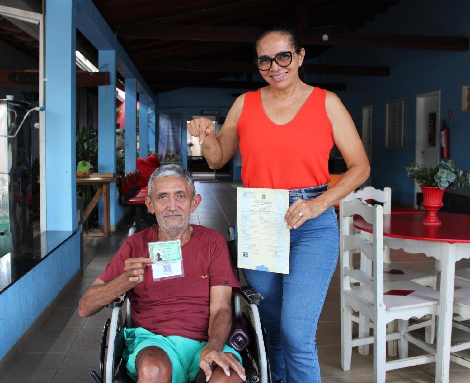 Pedro e Conceição com os documentos conquistados - Foto: Lauany Gonçalves