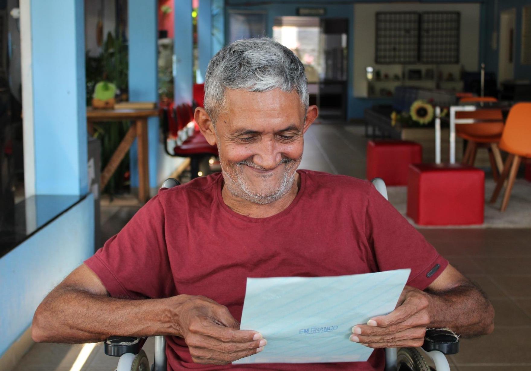 Um sorriso que fala por si. Pedro com sua certidão - Foto: Lauany Gonçalves