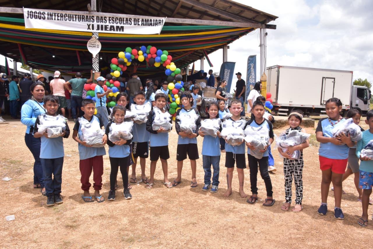 800 kits de fardamento completos são entregues para estudantes do Amajari