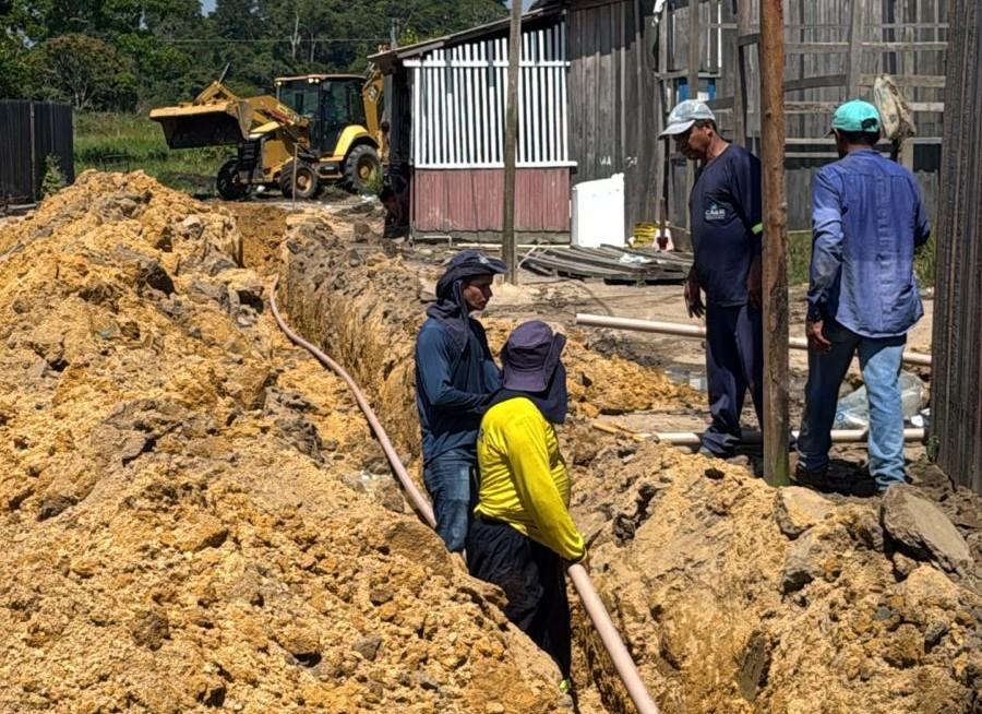 Caer inicia obra de extensão de rede de água em Caroebe