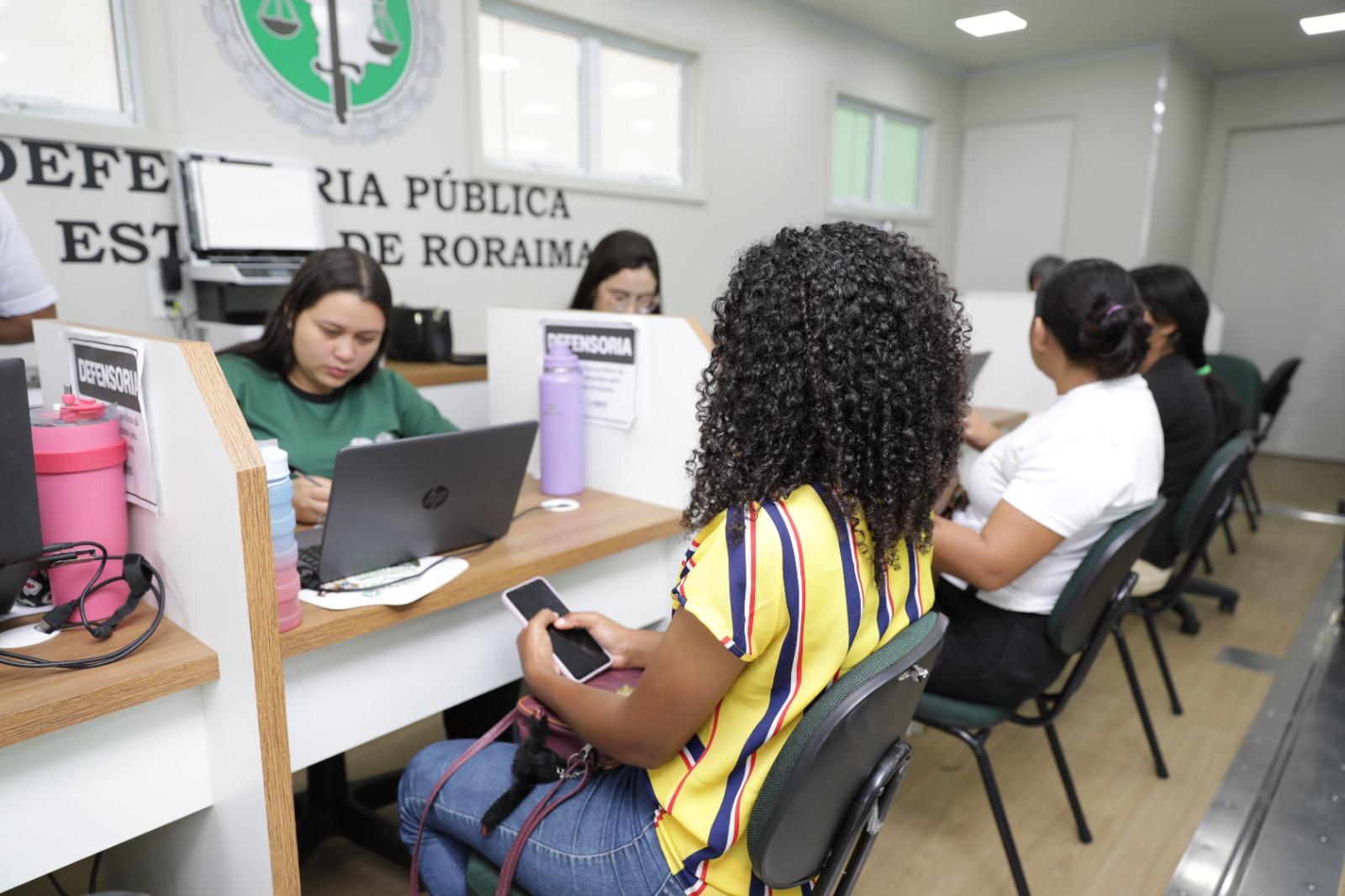 Carreta dos Direitos da DPE-RR leva atendimentos gratuitos no Nova Canaã