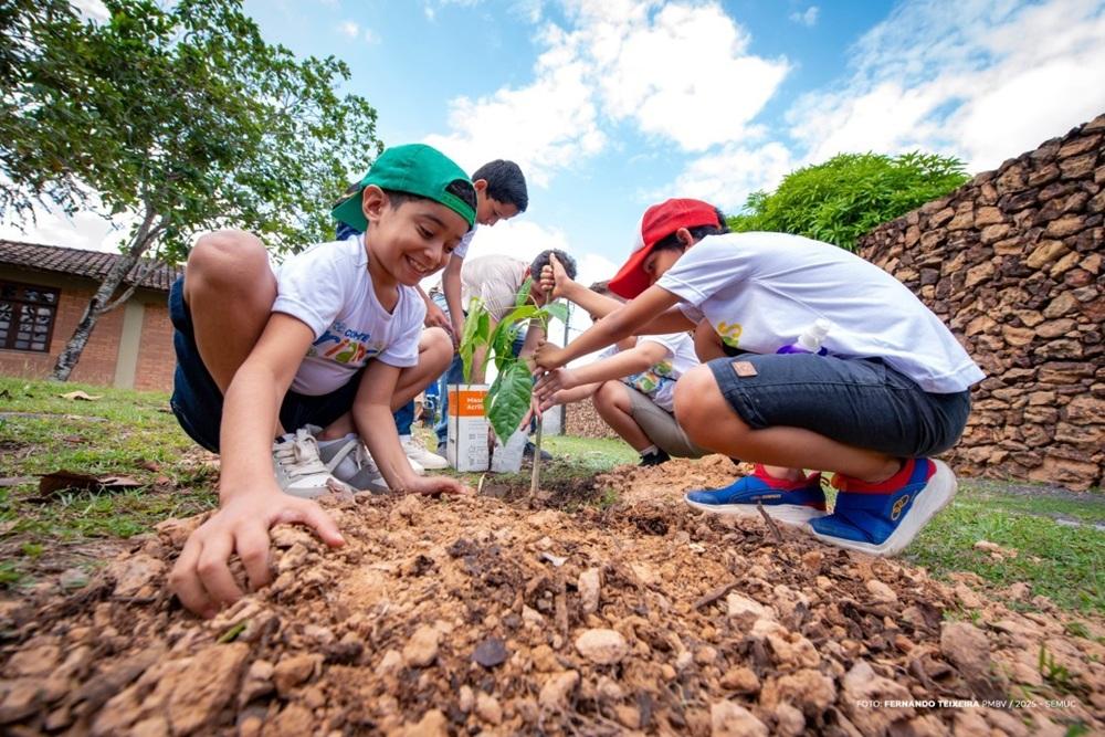 Comitê das Crianças põe a “mão na terra” pela natureza