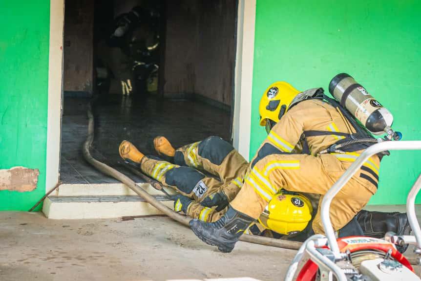 Corpo de Bombeiros realiza aula prática para simular incêndio em residência