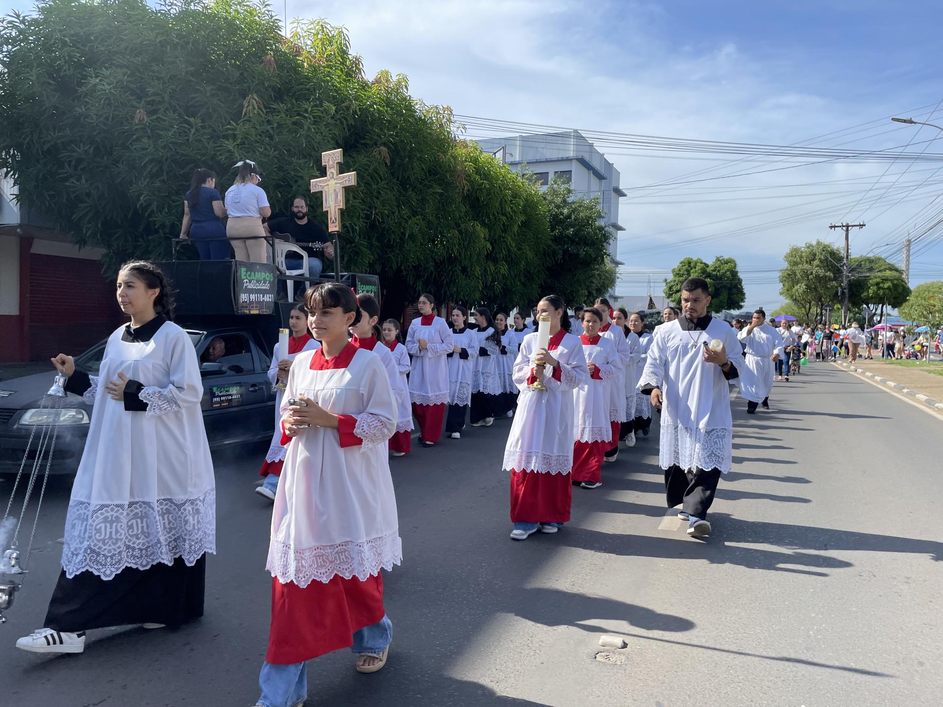 Famílias participam de procissão em homenagem ao Dia das Crianças e a Nossa Senhora Aparecida em Boa Vista