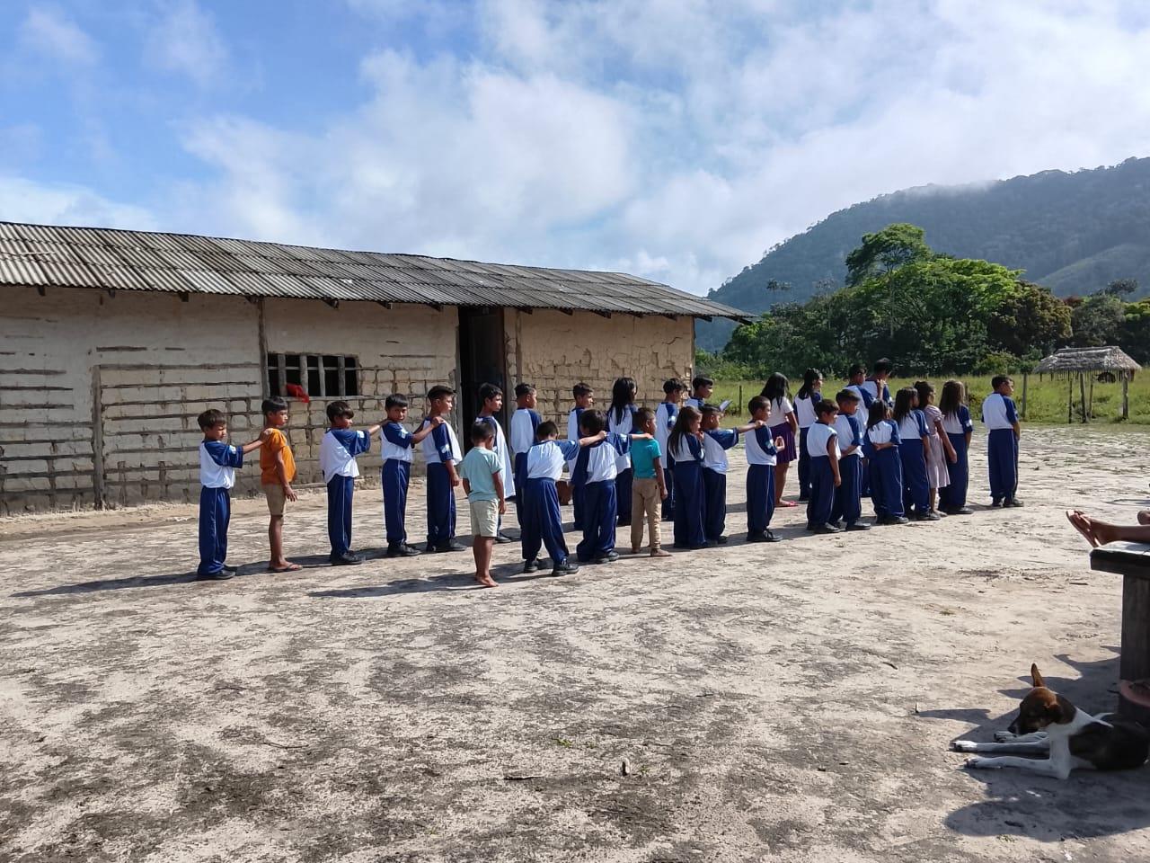 Mais de 500 alunos Ingarikó recebem kits de fardamento escolar