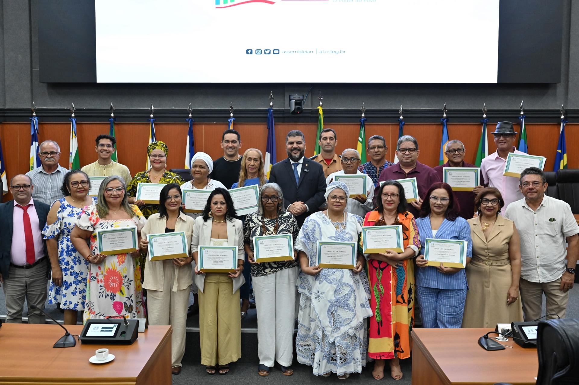 ALERR homenageia grupo folclórico e personalidades local