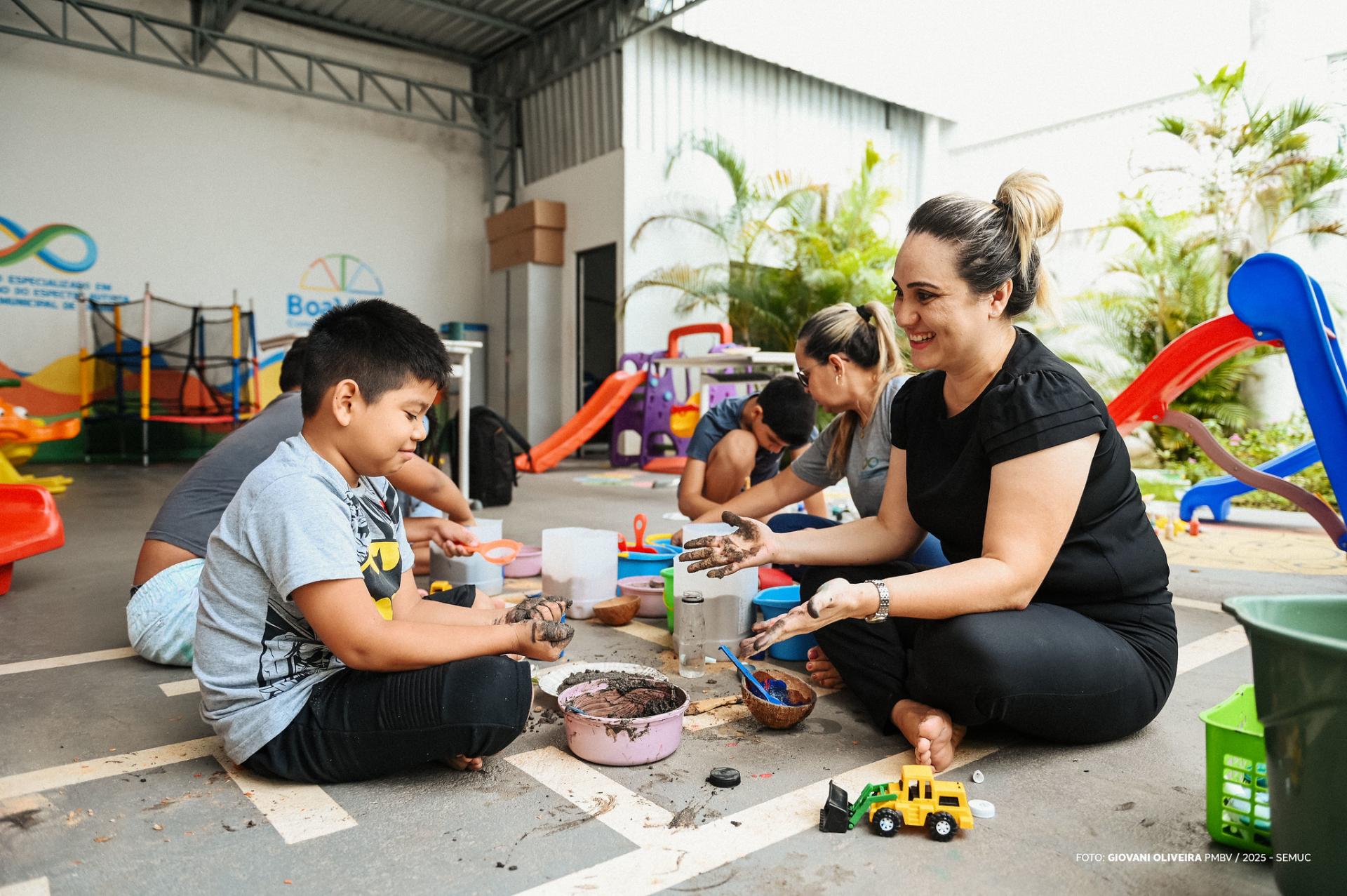 Oficinas estimulam desenvolvimento de crianças autistas
