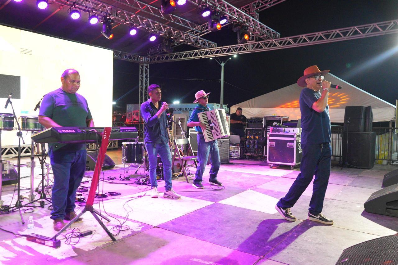 Artistas locais mostram diversidade de gêneros e animam o público na Expoferr Show 2025